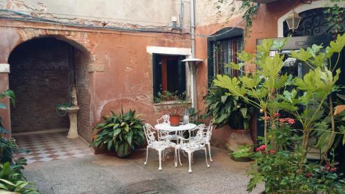 ヴェネツィアにあるResidenza Ofeliaの外に座るテーブルと椅子
