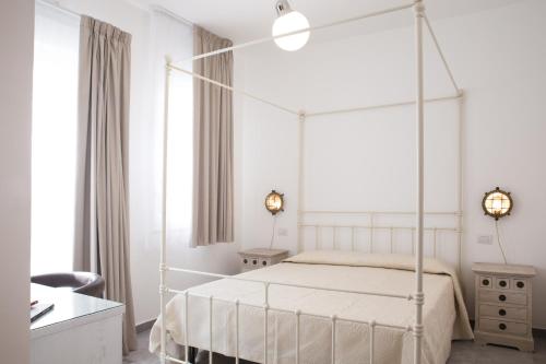 Tempat tidur dalam kamar di Bed & Breakfast del Faro