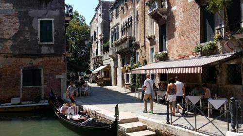 ヴェネツィアにあるResidenza Ofeliaの都会運河のゴンドラ