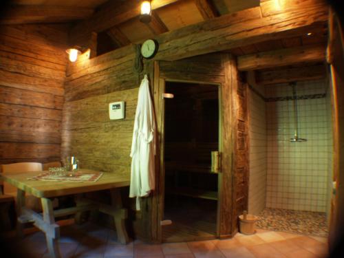 ein Badezimmer mit einem Tisch und einer Uhr an der Wand in der Unterkunft Alm-Apartments in Heiligenblut