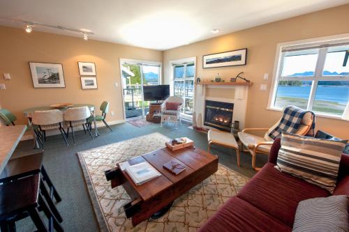 Waterfront Condo by OnlyBC 202 – Photos 3
