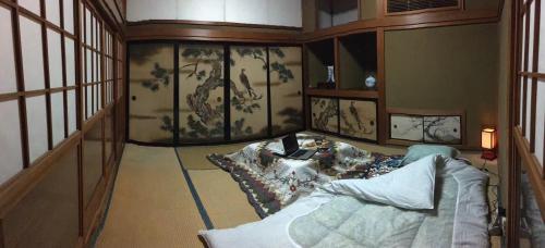 Ein Bett oder Betten in einem Zimmer der Unterkunft Kougetsu Sanso -- Moon Villa in Tokyo