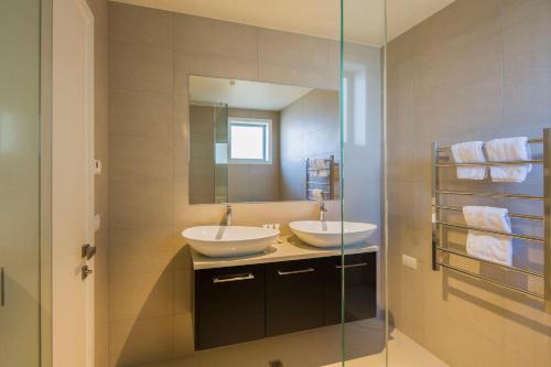 łazienka z 2 umywalkami i lustrem w obiekcie 15 Melbourne by Staysouth w mieście Queenstown
