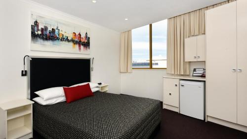 Säng eller sängar i ett rum på Atlantic Tower Motor Inn