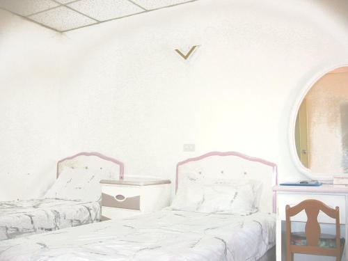 金湖鎮的住宿－夏興客棧，两张睡床彼此相邻,位于一个房间里