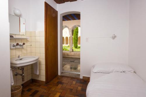 bagno con letto e lavandino di Crêt-Bérard a Puidoux