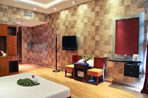 TV a/nebo společenská místnost v ubytování Ramee Rose Hotel
