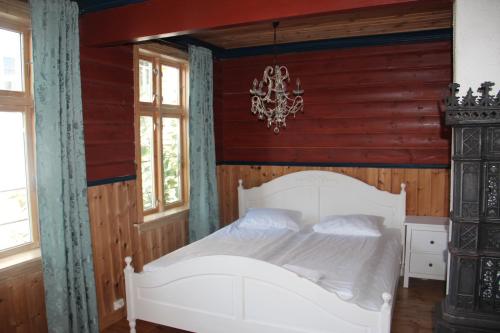 - une chambre avec un lit blanc et 2 fenêtres dans l'établissement Bergen Sentrum Apartment, à Bergen
