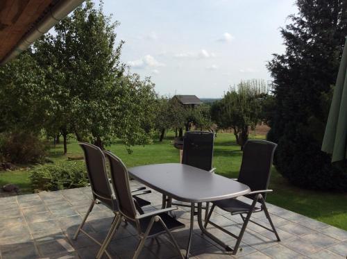 una mesa blanca y sillas en un patio en Zurück zur Natur... en Vollrathsruhe