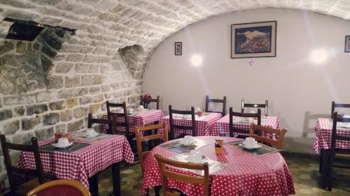 une salle à manger avec des tables et des chaises rouges et blanches dans l'établissement Hôtel de Bordeaux, à Paris