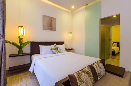 
A bed or beds in a room at Vaia Boutique Hotel Hoi An
