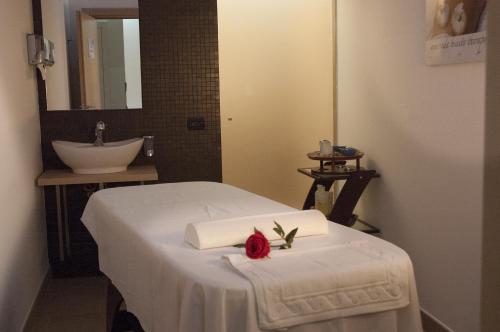 Baiamalva Resort Spa في بورتو سيساريو: غرفة مستشفى بسرير ومغسلة