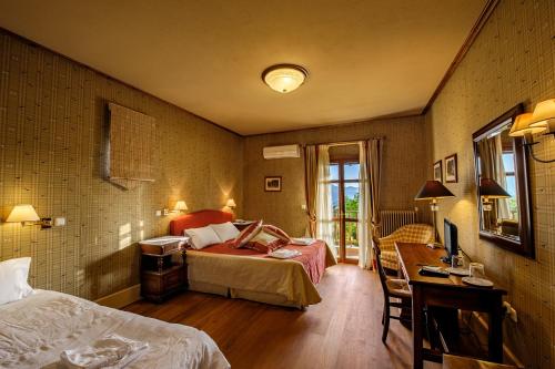1 dormitorio con 1 cama y escritorio con ordenador en Rocabella Hellinikon Country Hotel en Elliniko