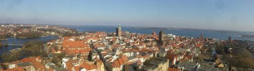 an aerial view of a city with a river at Ferienhaus Mien Hüsing in Stralsund