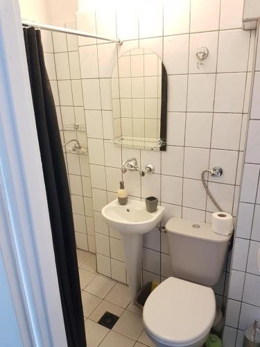 a small bathroom with a toilet and a sink at Willa Grafit in Karpacz