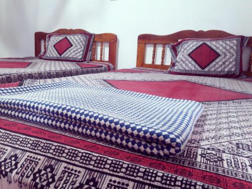 Dos camas con almohadas en una habitación. en Misty Mount Homestay, en Ella