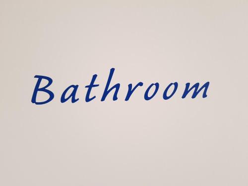a sign for a bathroom with the word bathroom at The Two Oaks - Private garden for guests in Hertsberge