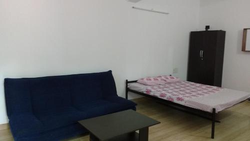 Cama ou camas em um quarto em Budget WiFi Service Apartment Nr Palolem Canacona Goa