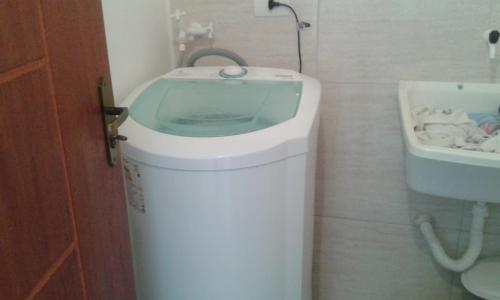ein Bad mit einem WC und einem Waschbecken in der Unterkunft Jardim Atlantico in Paripueira