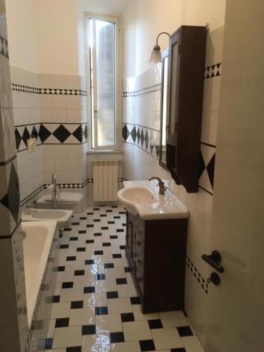 Kúpeľňa v ubytovaní WHOLE HOLIDAY HOME APARTMENT SPLENDID CIVITAVECCHIA da Pamino & Priscilla