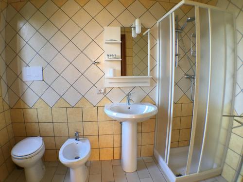 Stella CilentoにあるAppartamenti Droroのバスルーム(洗面台、トイレ、シャワー付)