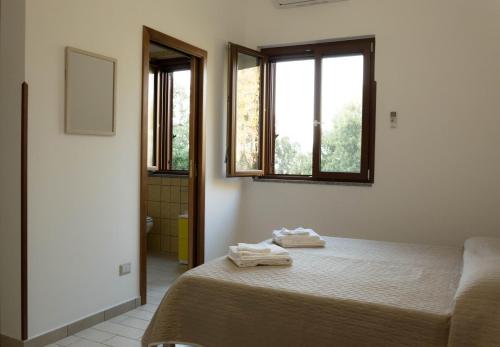 Un pat sau paturi într-o cameră la Appartamenti Droro
