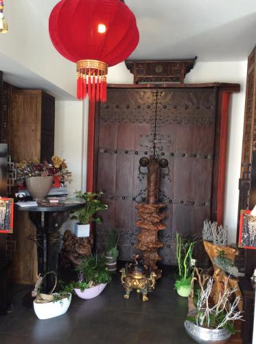 a room with potted plants and a large wooden wall at Sanhe in Rollingen