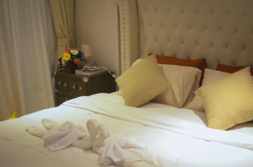 een bed met handdoeken erop. bij Venetian Signature PoolAccess Resort Jomtian Pattaya in Jomtien Beach