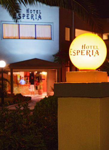 Hotel Esperiaに飾ってある許可証、賞状、看板またはその他の書類