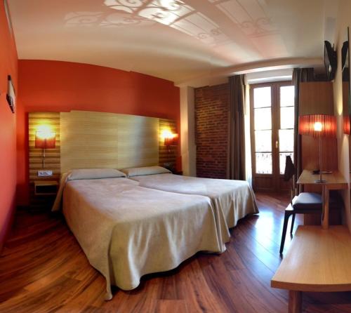 En eller flere senge i et værelse på Hotel Spa QH Centro León