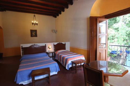 Säng eller sängar i ett rum på Hotel Monte Alban - Solo Adultos
