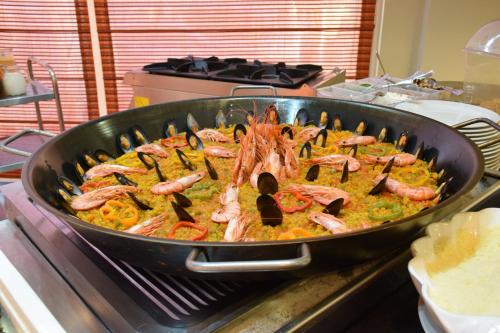 Comida en o cerca de este hotel