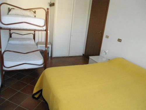 セストラにあるResidence Fontanelleのベッド1台と黄色のベッドカバーが備わる客室です。