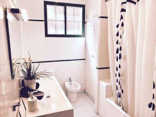 a bathroom with a sink and a toilet and a window at Casa Rural Miposa in Mocanal