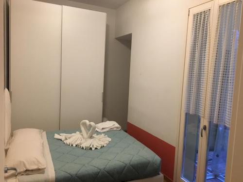 ボローニャにあるBelliNcentroのベッド1台(タオル付)が備わる小さな客室です。