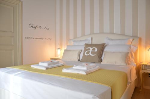 Zdjęcie z galerii obiektu Historic Center - Elegant Apartment with Charming Antiques - Raffaello Inn w Rzymie
