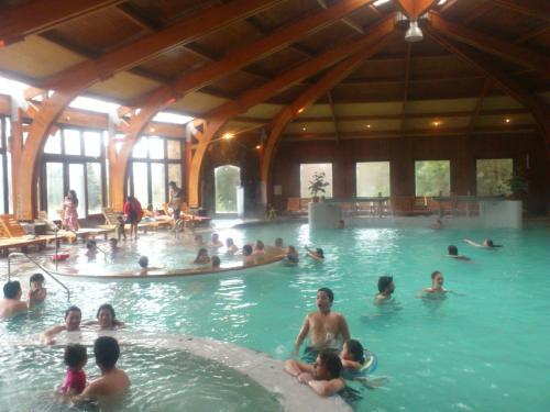 un groupe de personnes dans une piscine dans l'établissement Cabañas en Malalcahuello, à Malalcahuello