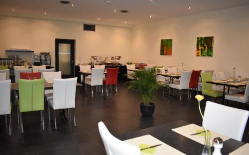 a dining room with tables and chairs in a restaurant at Hotel AM Schloss in Thun