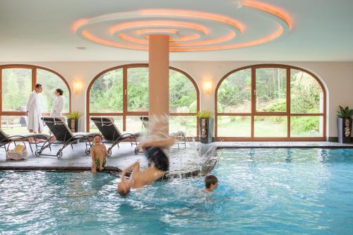 um grupo de pessoas brincando em uma piscina em Hotel Weihrerhof em Soprabolzano