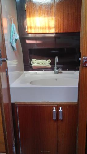 La salle de bains est pourvue d'un lavabo et d'un comptoir. dans l'établissement Argol, à Rochefort