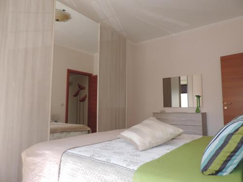 ローマにあるSasha's Cribのベッドルーム(白いベッド1台、鏡付)