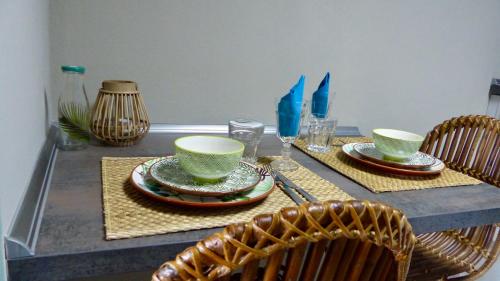 una mesa con dos tazas y platos en ella en Coast House Moana, en Bremerhaven