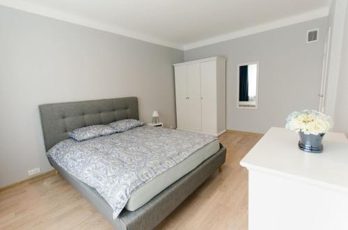 - une chambre avec un lit et une armoire blanche dans l'établissement Flat For Rent Panevezys, à Panevėžys