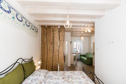 1 dormitorio con 1 cama y sala de estar en San Giorgio, en Borgo
