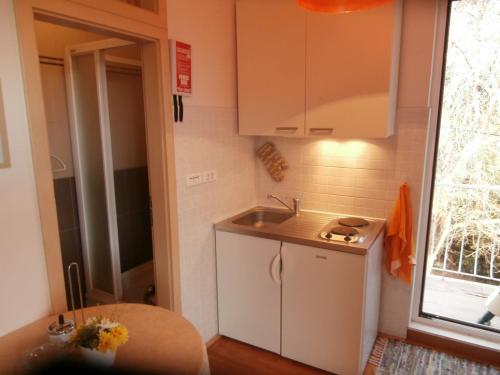 Kuchyň nebo kuchyňský kout v ubytování Apartment studio Mia-beach in Split