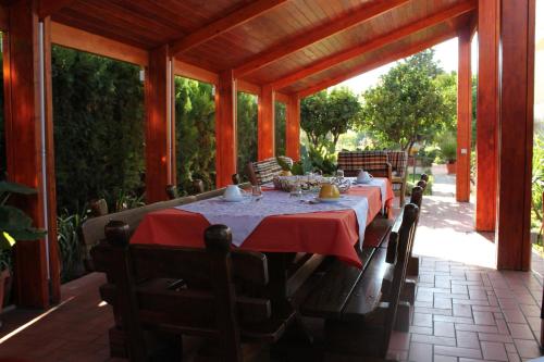 comedor con mesa y sillas en el patio en B&B Solacium, en Matera