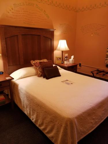 McMenamins Grand Lodgeにあるベッド