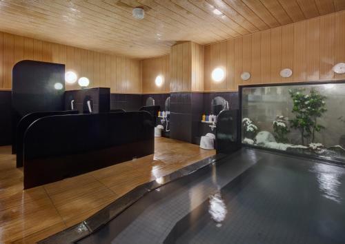 a bathroom with a fish tank in a room at Hotel Route-Inn Oshu in Oshu