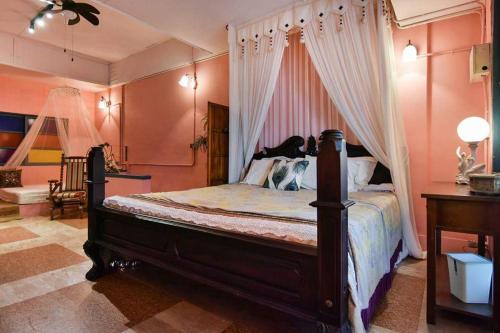 sypialnia z łóżkiem z baldachimem w obiekcie Green House w mieście Tainan
