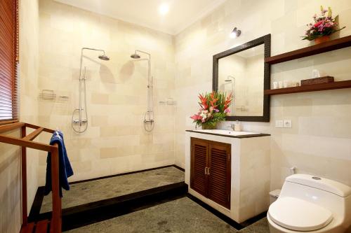 bagno con servizi igienici, lavandino e specchio di Concetta Villa Seminyak Beachside a Seminyak